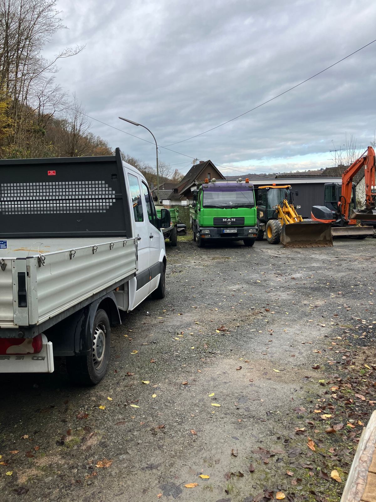 Fuhrpark von Reudelsterz auf dem Weg zur nächsten Baustelle